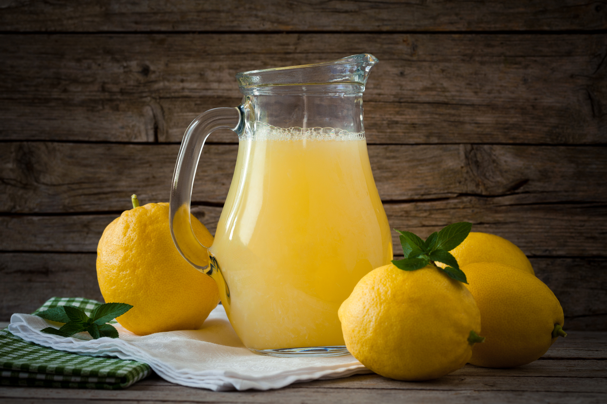 Domača limonada: osvežilna pijača za vroče poletje