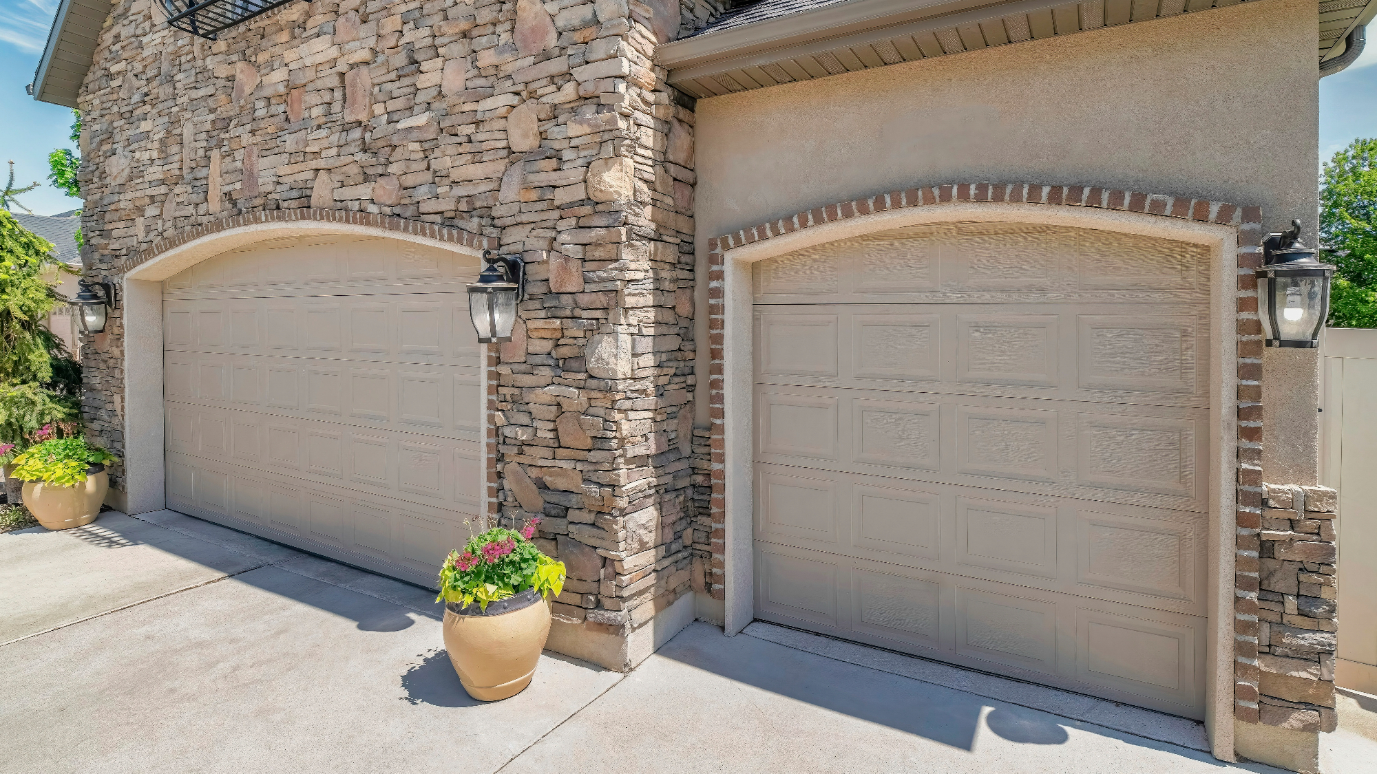 Sekcijska vrata vplivajo tudi na občutek varnosti